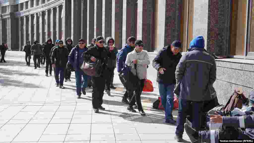 "Өзенмұнайгазға" еншілес "БерӘлі Маңғыстау Company" кәсіпорнында жұмыс істеген 100-ден астам мұнайшы 1 сәуірден бастап табыссыз қалғанын айтып, тұрақты жұмыс талап етіп келеді. Олар алдымен Жаңаөзен әкімдігіне және "Өзенмұнайгаз" компаниясына барып, бірнеше күн наразылық білдірген. Кейін мәселе шешілмеген соң, 80-нен астам жұмысшы пойызбен Астанаға жолға шыққанын хабарлаған.