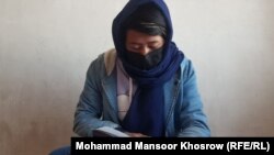 عاقله یکی از دختران دانش آموز در ولایت بامیان که آرزو های زیادی برای آینده داشت اما حالا به دلیل محدودیت های وضع شده به مکتب رفته نمیتواند