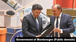 Premijer Dritan Abazović i biznismen Aleksander Mačetin tokom otvaranja fabrike votke u Nikšiću.