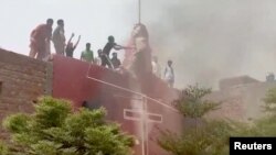 د اګست پر ۱۶مه د پنجاب په جړانواله کې پاریدلي خلک د عیسویانو پر کلیسا او کورونو د حملو پر مهال.