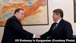 АКШнын Кыргызстандагы элчиси Лесли Вигери менен Кыргызстандын Министрлер кабинетинин төрагасы Акылбек Жапаров. 22-февраль, 2023-жыл.