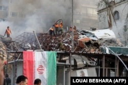 Vatrogasci gase požar na zgradi iranskog konzulata u Damasku koja je uništena u napadu za koji je optužen Izrael, 1. april 2024.