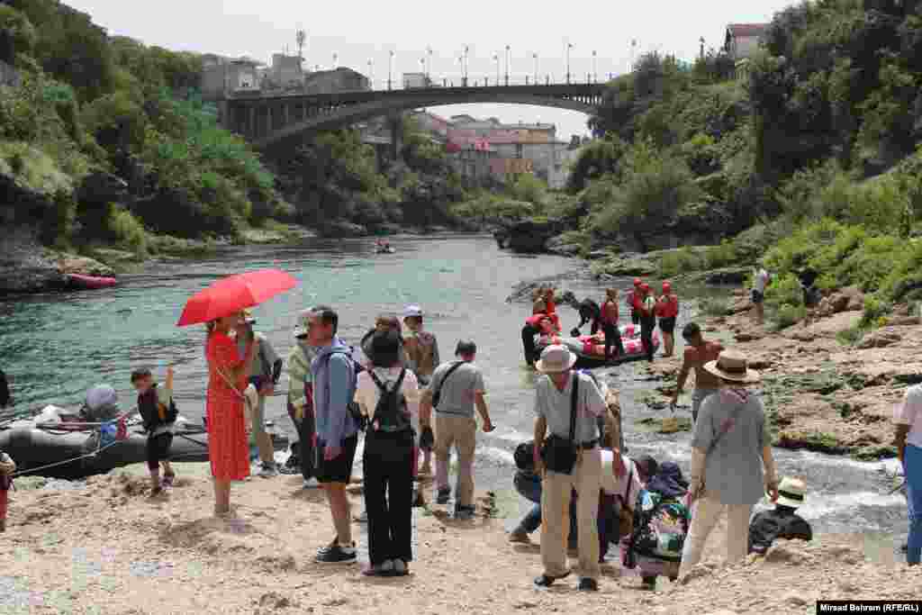 "Nisam znao da je ovdje ovoliko vruće. Pokušavam se rashladiti u vodi", rekao je Emmanuele iz okoline Milana.&nbsp;