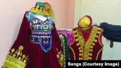 دو نمونه از لباس های طراحی شده به وسیله څانګه
