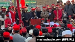 اېمل ولي خان د فبرورۍ پر ۲۳مه د چارسدې جلسې ته وینا کوي. 