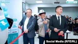 Charge fast компаниясынын Бишкек жана Ош шаарларындагы кеңселери салтанат менен ачылган. Оң тарабында турган анын негиздөөчүсү Съездбек Сайназаров.