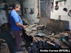 Gabor Matei, potcovar în Viscri. A învățat meseria de la bunicul său, meșter renumit în toată zona.