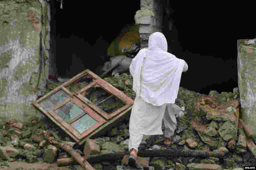 &nbsp; مردم در ولسوالی مومند دره ولایت ننگرهار در تلاش بیرون کشیدن اموال خانه های خود اند. این ولسوالی شاهد باران های شدید و سرازیر شدن سیلاب ها بود.&nbsp; &nbsp;