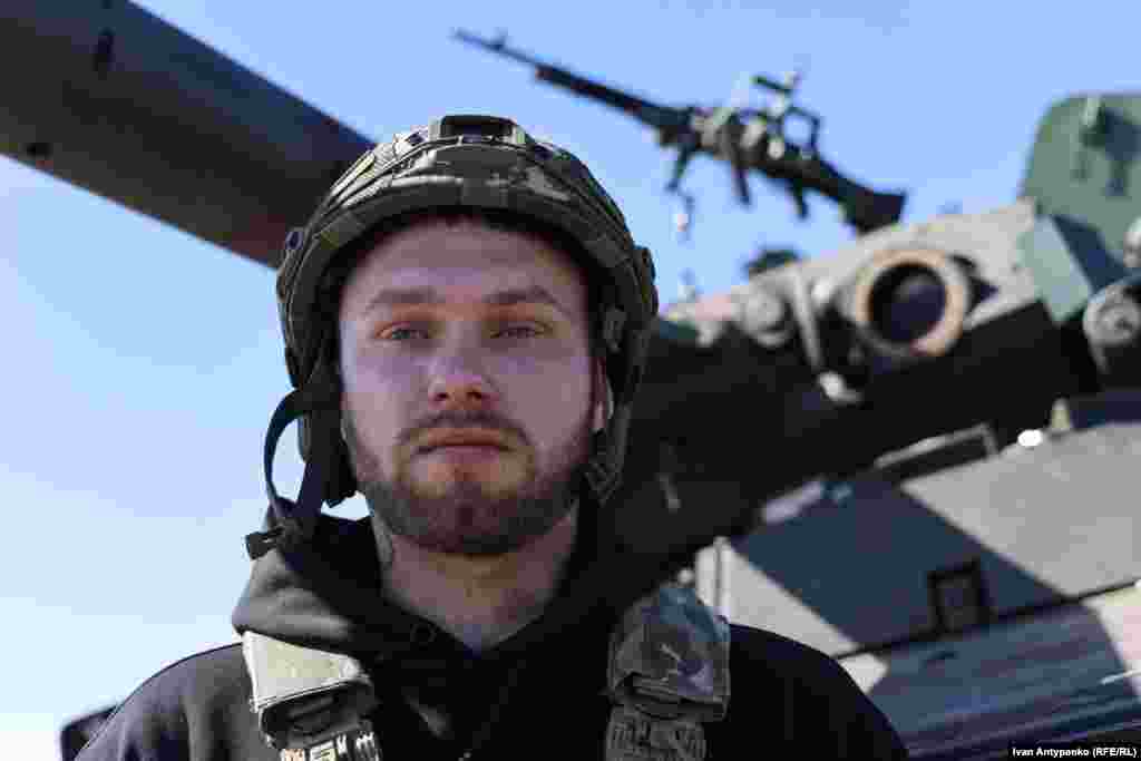 Військовослужбовець 37-ї ОБрМП із позивним &laquo;Аніме&raquo; &ndash; навідник в екіпажі АМХ-10 RC. Основна його мотивація, каже хлопець, звільнити окуповані території України, щоб люди жили під мирним небом. Також він хоче поїхати на море до Бердянська та у Крим після перемоги.