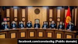 Кыргызстандын Конституциялык сотунун азыркы курамы. Төрага Эмил Өскөнбаев ортодо.