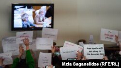 Некоторых журналистов в парламент не впустили, протест они выражали в фойе