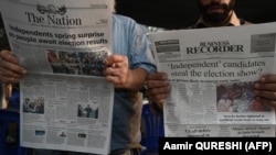 په پاکستان کې دوه کسان خبریال ته د فبرورۍ نهمې د ورځپاڼو لومړۍ پاڼې ښيي.