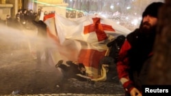 Полиция использует водомёты для разгона демонстрантов во время митинга против  закона «об иностранных агентах» в Тбилиси, Грузия, 7 марта 2023 года