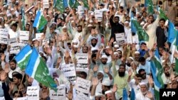 جماعت اسلامي د سېپټېمبر له ۱۸مې راهیسې په پېښور کې د ګورنر د کور مخې ته درې ورځنی پرلت وهلی وو.