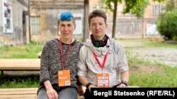 Українські квір-активісти Тоня (Тон) Мельник (праворуч), Маша Равлик Лук'янова (ліворуч) на фестивалі UNLOCK у Празі