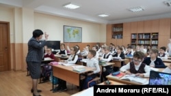 Autoritățile locale spun că mii de angajați din sistemul educațional riscă să rămână în ajun de sărbătorile de iarnă fără prime și salarii.