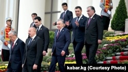 Лидеры пяти стран Центральной Азии и президент Азербайджана Ильхам Алиев на саммите в Душанбе