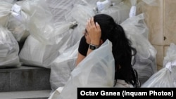 Zeci de reprezentanți ai secțiilor de votare au așteptat ore în șir luni după-amiază să predea sacii cu buletine de vot la Biroul Electoral de circumscripție din Sectorul 1. 