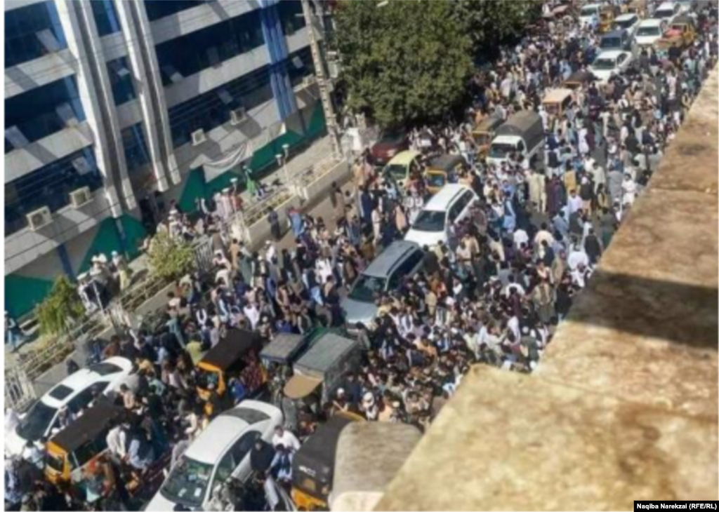 زلزله نیرومند روز شنبه در ولایت هرات مردم را واداشت تا از خانه ها، دفاتر و دکان های شان به جاده ها برآیند