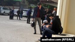 Желающих оформить загранпаспорт так много, что в считанные дни очереди растягиваются на месяцы. (Фото из архива) 