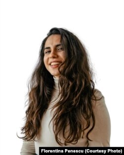 Florentina Penescu lucrează la Parlamentul European, însă în timpul liber se ocupă de comunicații pentru Palumba și predă limba japoneză.