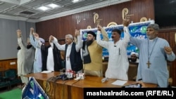 د مې پر ۳۰مه په پېښور پریس کلب کې مذهبي مشرانو د یووالي څرګندولو لپاره یو بل ته لاسونه ورکړي دي.