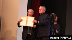 Рөстәм Миңнеханов шагыйрь Шәфкать Сибгатуллинны Тукай бүләге белән бүләкли