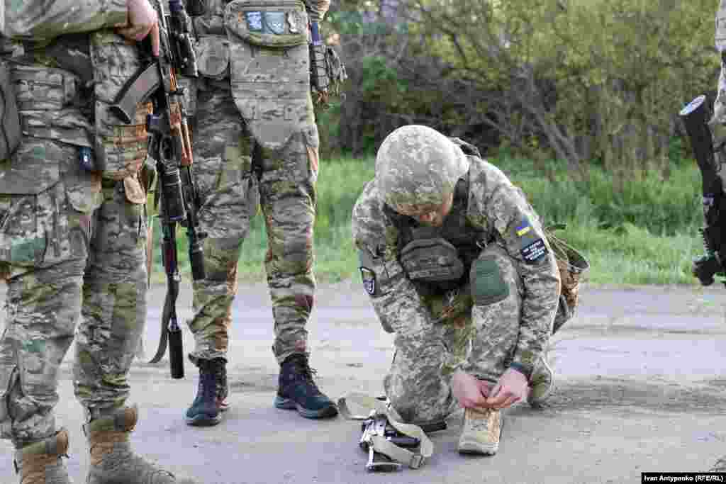 Перерва між тренуваннями. Хлопці говорять про побут, жартують. Кажуть, що основна їхня мотивація &ndash; захист рідних домівок
