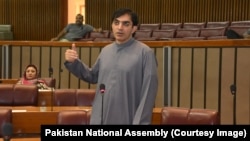 محسن داوړ په پارلېمان کې خبرې کوي - انځور له ارشيفه