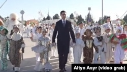 Новогоднее представление у Главной ёлки Туркменистана при участии президента Сердара Бердымухамедова. Ашхабад, 28 декабря, 2023. (Скриншот из репортажа Государственного ТВ)  