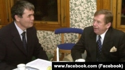 Лидер узбекской оппозиции Мухаммад Салих и тогдашний президент Чехии Вацлав Гавел. Пражский Град, 2001 год.