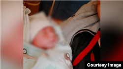 Айгүл уулун эмизүү үчүн төрөтканага келген учур.