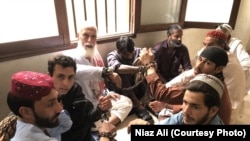 پیش از تخریب خانه های مهاجرین افغان در پاکستان٬ پولیس روند بازداشت پناهجویان افغان را در شهر های مختلف از جمله در کراچی و اسلام آباد شدت بخشیده بود