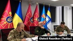 Міністр оборони України Олексій Резніков (посередині) під час віртуального засідання Контактної групи з питань оборони України у форматі «Рамштайн». Київ, 15 березня 2023 року 