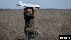 Оператор дрону 93 бригади працює під Бахмутом, травень 2024 року