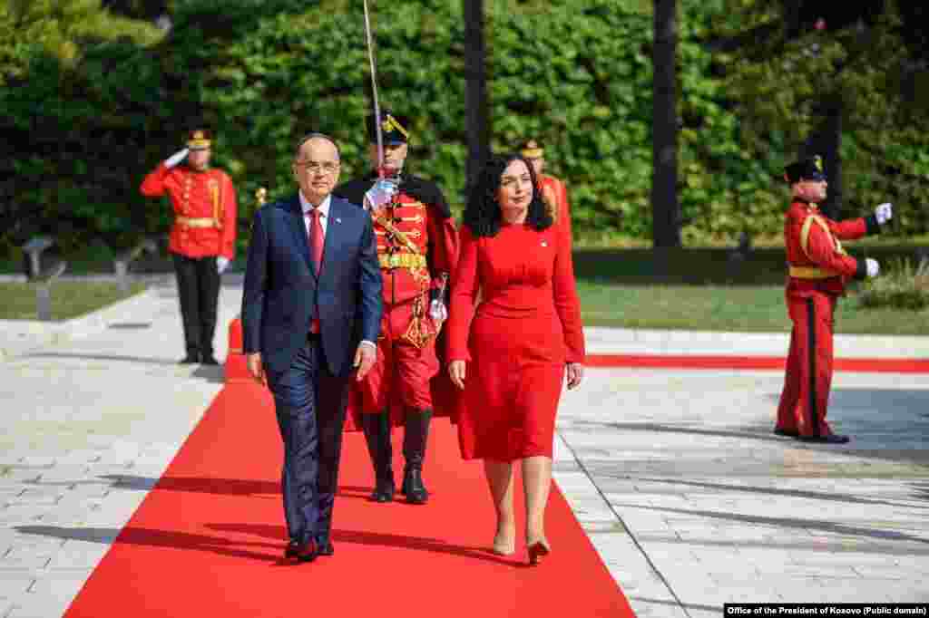 КОСОВО -&nbsp;Косовската претседателка Вјоса Османи на 4 септември, ја обвини Србија дека има дестабилизирачки план за Западен Балкан, сличен на оној, како што рече, што Русија го спроведе во Украина во 2014 година. За време на официјалната посета на Албанија, Османи порача дека сите демократски држави во регионот треба да го спречат спроведувањето на тој план.