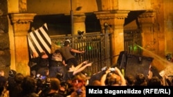 "აგენტების კანონის" მოწინააღმდეგეები პარლამენტის შენობასთან - პარლამენტის ეზოდან აქციის მონაწილეებზე წყლის ჭავლს უშვებენ. 2 მაისი, 2024 წელი 