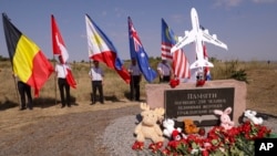 Un memorial la locul prăbușirii zborului 17 al Malaysia Airlines în regiunea Donețk –controlată de Rusia – din estul Ucrainei. (fotografie de arhivă)