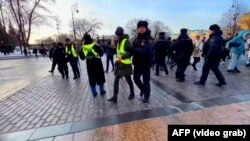 Десятки родичів мобілізованих російських чоловіків поклали квіти до Могили Невідомого солдата — меморіалу Другої світової війни під Кремлем у Москві — 3 лютого, відзначаючи 500 днів призову Росії на війну проти України