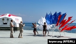 Мобільний пункт відбору на військову службу до армії РФ на набережній Алушти у Криму