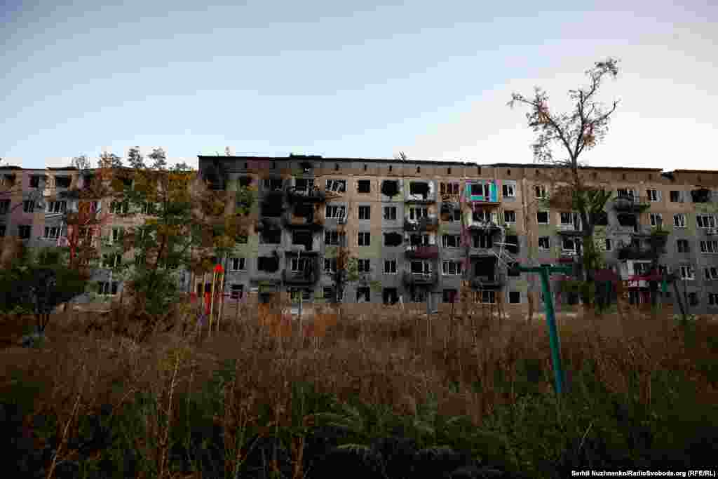 Російські військові обстрілюють місто по декілька десятків разів на день, скидають по декілька КАБів, кажуть українські військові