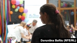 Igballe Halimi, duke shikuar shfaqjen e fëmijëve.