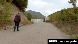 Stanimir Jovanoviq duke ecur drejt murit të betonit në veri të Kosovës.