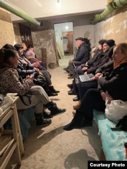 Люди перечікують тривогу в сховищі