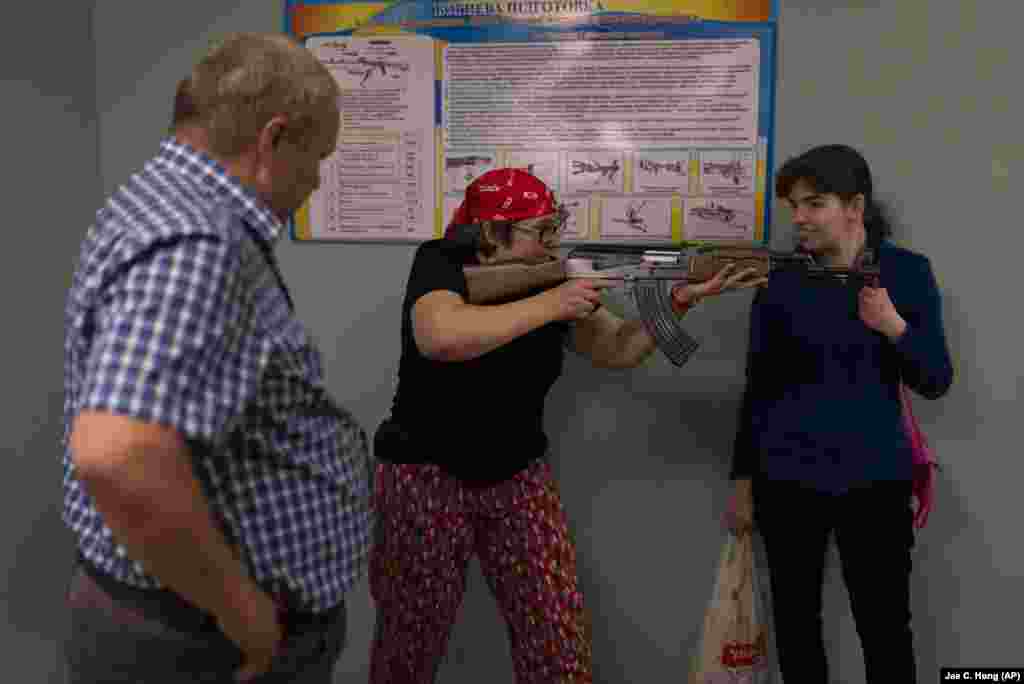 &bdquo;Am mai mult de 45 de ani. De îndată ce a apărut ocazia, am decis că trebuie să îmi reîmprospătez unele abilități și să învăț ceva nou", a declarat Lada Bondarenko (centru), locuitoare în Kiev. Ea a fost impresionată, în special, de prelegerea instructorului privind posibilele amenințări reprezentate de minele terestre.