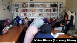 مسئولان کتابخانۀ فرهنگی کاتب می‌گویند، به این کتابخانه نه تنها دختران و زنان بلکه پسران و کودکان نیز می‌توانند مراجعه کنند و کتاب مطالعه کنند.