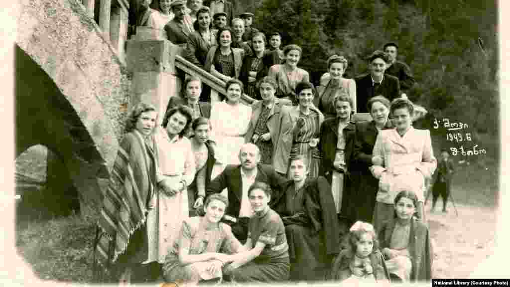 &bdquo;ახლა შოვი აღარ არსებობს, საიდან შევდიოდით ისიც კი ვეღარ ვიპოვე. &nbsp;მანდ ძალიან ბევრი წყარო იყო, ყველა არც ვიცოდი. ყველაზე მნიშვნელოვანი იყო რკინის წყალი, სადაც ტურისტებიც ჩერდებოდნენ. ეს წყარო აღარ არსებობს და არავინ იცის, აღდგენა შესაძლებელია თუ არა&ldquo;, - ამბობს ნანა &nbsp;სოხაძე, არასამთავრობო ორგანიზაცია რაჭა-ლეჩხუმისა და ქვემო სვანეთის თვითმმართველობის რესურსცენტრის ხელმძღვანელი. ფოტოზე: 1949 წელი, დამსვენებლები შოვში.&nbsp;