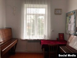 Каракол шаардык балдар музыкалык мектебинин бөлмөсү.