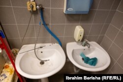 Dy lavamanë pa rubinetë dhe pa sapun, të vendosur pranë tavolinave të punës së laborantëve në Klinikën e Kirurgjisë