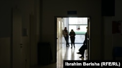 Pacientët duke pritur në radhë në Qendrën Kryesore të Mjekësisë Familjare në Skenderaj.